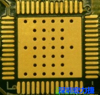 這是最不好的通孔設計，貫穿通孔直接擺放于QFN的接地散熱墊上，制造上無法確保其錫量，也就無法確保焊接良好。