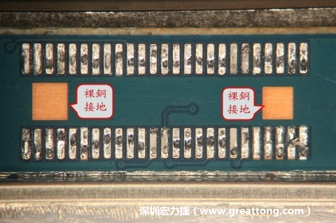 把板對板連接器全部移除，發(fā)現(xiàn)其下方板子共有兩個裸銅的方形設(shè)計。