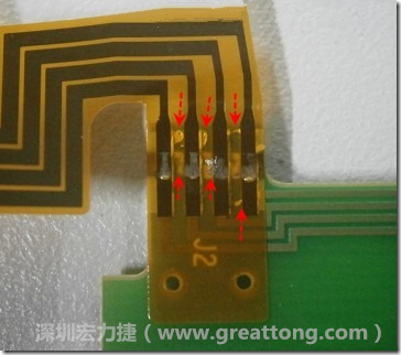 這張圖所顯示的，PCBA工廠實(shí)際進(jìn)行HotBar(熱壓熔錫焊接)焊接的時(shí)候，經(jīng)常會(huì)出現(xiàn)這類(lèi)焊墊之間短路的問(wèn)題，下面的圖示為比較嚴(yán)重的案例，大部分都只有部份溢錫，但這對(duì)品質(zhì)信賴杜已經(jīng)產(chǎn)生了及大的為害，既使現(xiàn)在測(cè)試沒(méi)有出現(xiàn)問(wèn)題，難保在高溫膏濕的環(huán)境下不會(huì)出現(xiàn)電子遷移(Electromigration)的現(xiàn)象。