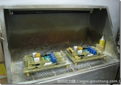 使用噴涂(Spraying)方式作業conformal coating時，需設備抽真空的設備，否則噴涂的物質會飄散到空氣當中，影響人體的健康。