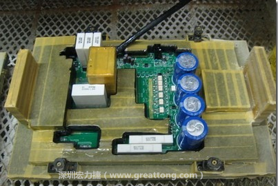 Conformal coating噴涂作業時可以使用治具把一些不可以噴涂到的地方及零件覆蓋起來，以免絕緣物質噴涂到一些需要作導電接觸的地方。