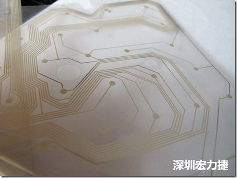 下面第二個圖則是另一片也有著按鍵線路的PTF，當上、下兩面PTF的按鍵結點互相接觸后就可以計算出是哪個按鍵被按下了?？墒钱敯存I沒有按下時，上下兩片PTF的線路則是分開的，所以上圖那片PTF的線路上面其實還另外覆蓋了另一層透明的PET作為絕緣層，只露出了需要在鍵盤按下時才會碰觸的接觸點，因為這些材質使用的都是Polymer，所以才撐這樣的技術為Polydome(聚合簧片)。