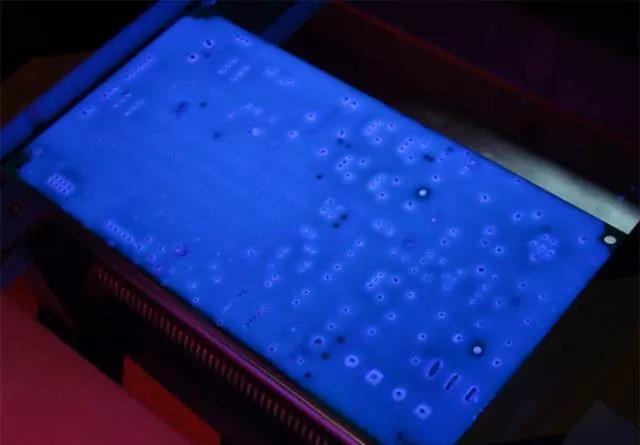 經(jīng)過涂覆工藝后的PCB，在紫光燈下的拍攝效果，原來coating也可以這么美！